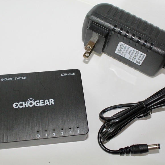 Expand your network's number of gigabit Ethernet ports with this unmanaged - Picture 4 of 8